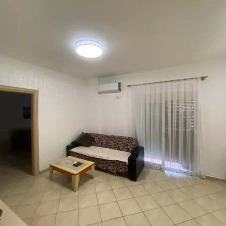 Apartment דירה גולם