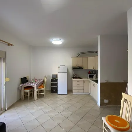 Apartment דירה *